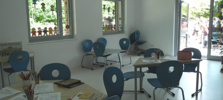 Klassenzimmer der Grundschule Aach-Newel mit blauen Stühlen