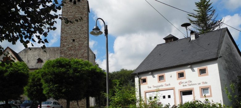 Ortsansicht von Aach mit Kirchturm