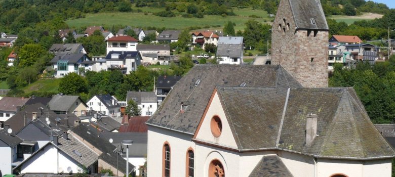 Pfarrei St. Hildegard und Blick auf die Ortsgemeinde im Hintergrund