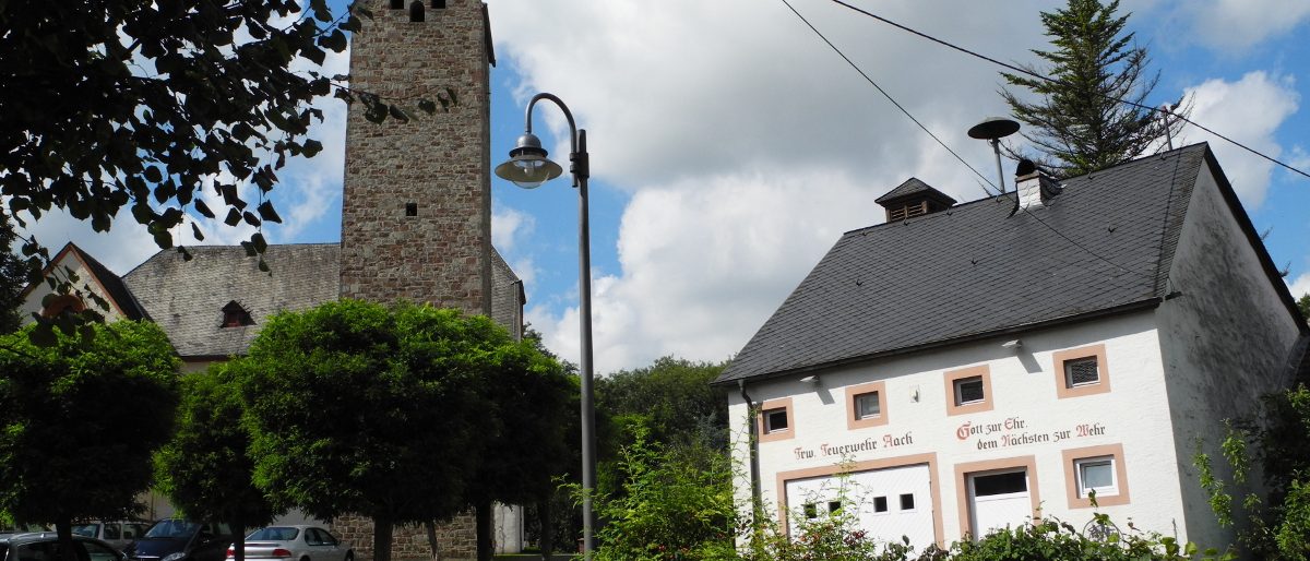 Ansicht auf Kirche und Feuerwehrhaus in Aaach